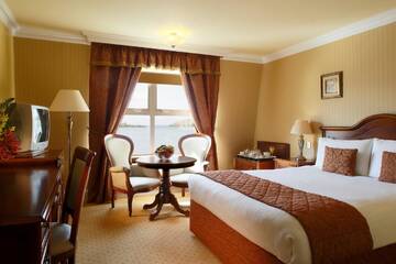 Фото номера Улучшенный номер с кроватью размера «queen-size» Отель Dingle Skellig Hotel г. Дингл 3