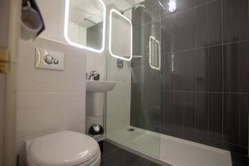 Фото номера Трехместный номер Отели типа «постель и завтрак» Hillgrove Guesthouse г. Дингл 13