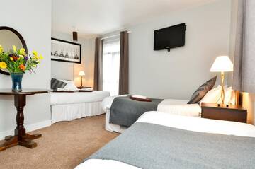 Фото номера Трехместный номер Отели типа «постель и завтрак» Hillgrove Guesthouse г. Дингл 8