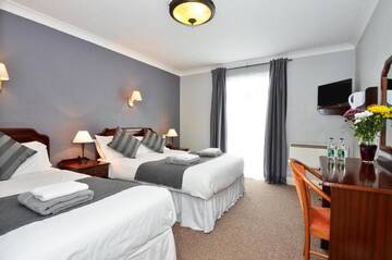 Фото номера Трехместный номер Отели типа «постель и завтрак» Hillgrove Guesthouse г. Дингл 9