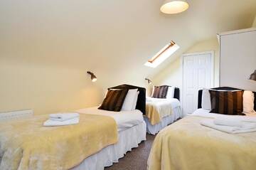 Фото номера Трехместный номер Отели типа «постель и завтрак» The Quayside B&amp;B г. Дингл 3