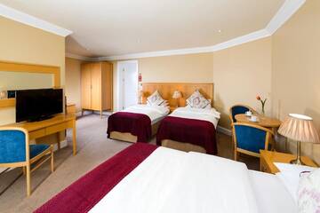 Фото номера Двухместный номер с 2 отдельными кроватями Отель Dingle Bay Hotel г. Дингл 6