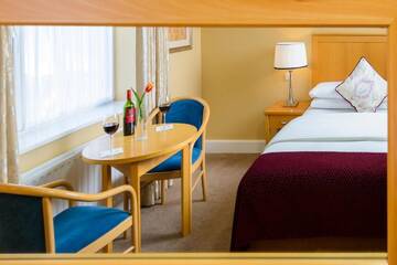 Фото номера Двухместный номер с 1 кроватью Отель Dingle Bay Hotel г. Дингл 5